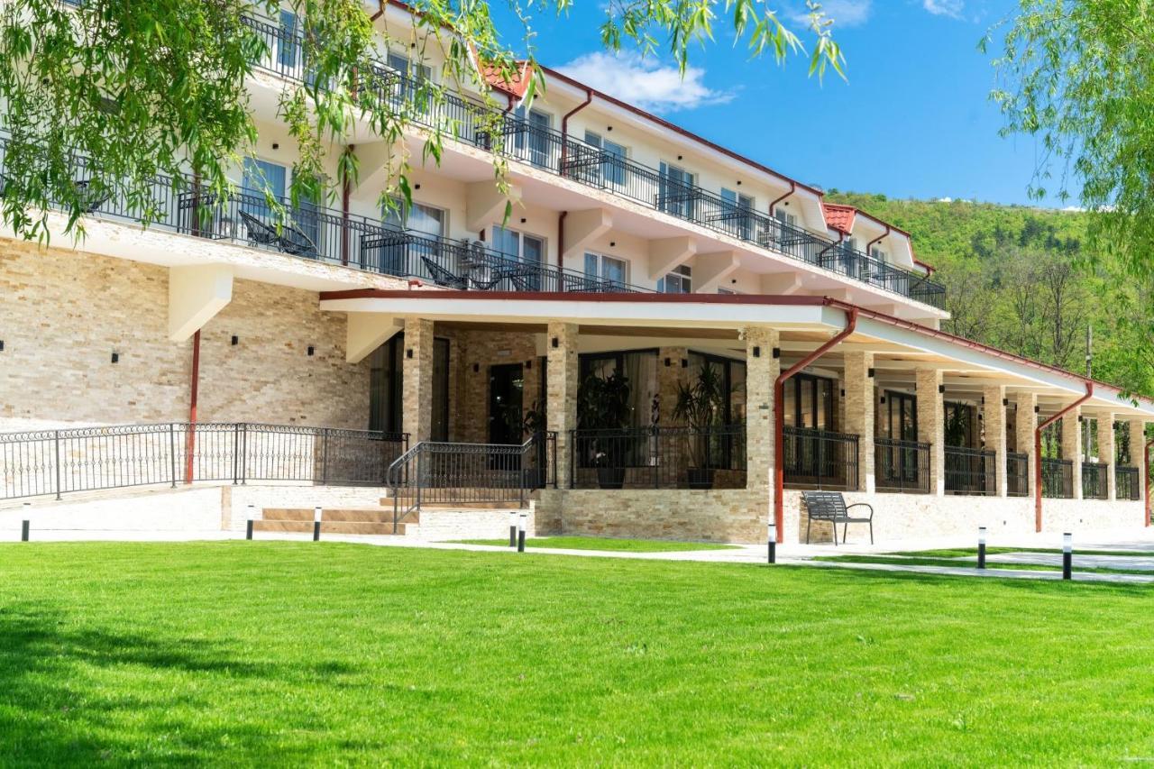 Vega Resort Restaurant & Lodge Оршова Екстер'єр фото